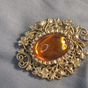 Elegant Gold Brooch with Amber Cabachon